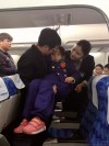抱起孩子触摸飞机的顶部-刘舒文摄